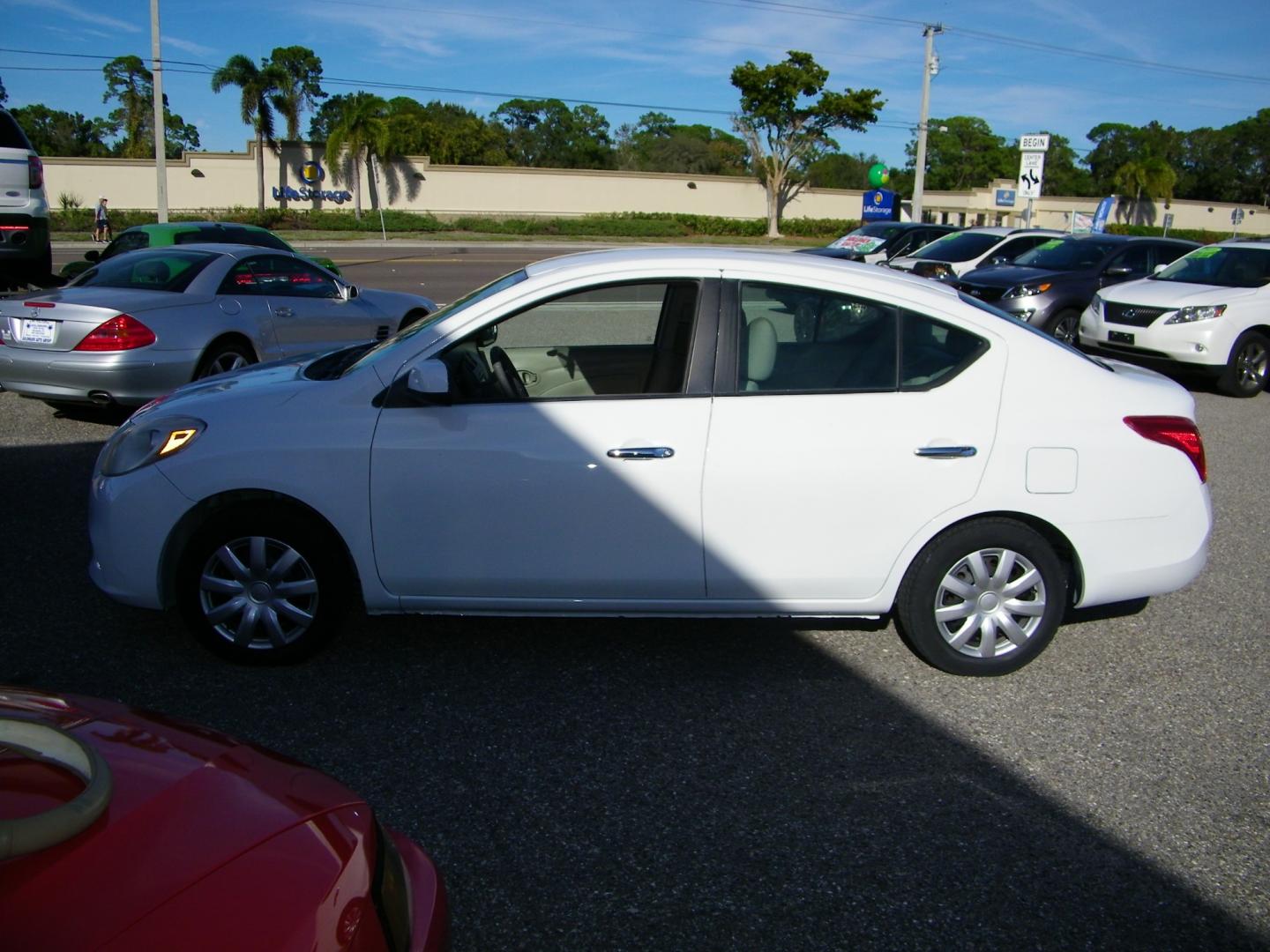 2012 White /Black Nissan Versa SV (3N1CN7AP3CL) with an L4, 1.6L engine, Automatic transmission, located at 4000 Bee Ridge Road, Sarasota, FL, 34233, (941) 926-0300, 27.298664, -82.489151 - Photo#2